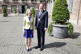 OB Dr. Stephan Keller und Dr. Amy Gutmann vor dem Rathaus