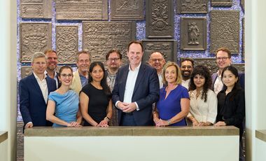 Auftaktveranstaltung: OB Dr. Stephan Keller (M.), Staatssekretärin Gonca Türkeli-Dehnert (2.v.l.) und Dr. Thomas Gauly (l.),Gesellschafter DSI Deutschlandstiftung, mit dem DSI-Regional-NRW-Team, Foto: LHD/Claus Langer