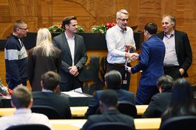 Die neuen Fahrzeugbegleiter erhielten im Plenarsaal des Rathauses von Mobilitätsdezernent Jochen Kral, Michael Strotmann, Rheinbahn und Christoph Simon, Polizei (v.r.) Ernennungsurkunden und Ausstattung für ihre ehrenamtliche Aufgabe. © Landeshauptstadt Düsseldorf/David Young