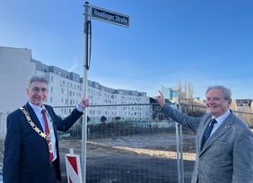 Readings Oberbürgermeister Tony Page (l.) mit Mark Clements, Reading Düsseldorf Association, vor dem Straßenschild der Readinger Straße. Foto: LHD