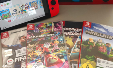 Foto mit Nintendo Switch Spielen und einem Spiele Controller