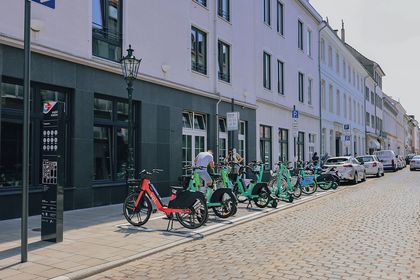 Mobilitätsstation am Carlsplatz © Connected Mobility Düsseldorf GmbH