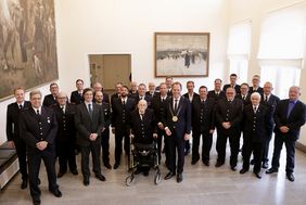Oberbürgermeister Dr. Stephan Keller hat am Dienstag, 7. Juni, 20 Feuerwehrleute im Jan-Wellem-Saal des Rathauses für ihre langjährige Zugehörigkeit zur Feuerwehr ausgezeichnet. Foto: Landeshauptstadt Düsseldorf / Ingo Lammert